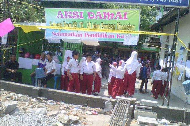 Jalan Masuk ke Sekolah Ditutup, Ratusan Siswa SD Gelar Demo