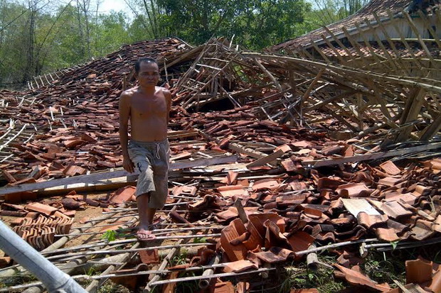 Angin Puting Beliung Robohkan Rumah di Sampang