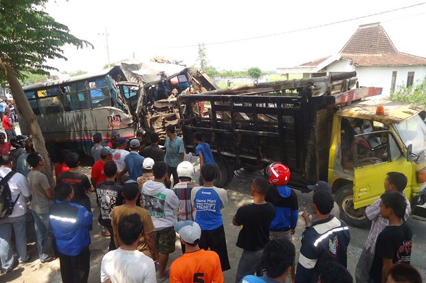 Bus Cendana Tabrak Truk, 2 Tewas dan 20 Terluka