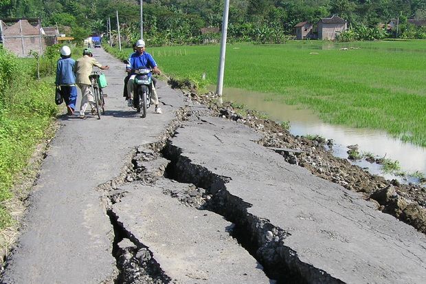 Manado Diguncang Gempa Besar, Warga Teriak Histeris