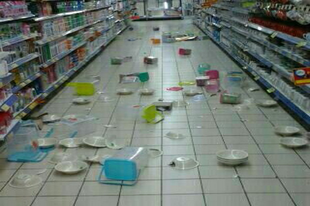 Gempa Manado, Barang Belanjaan di Mall Berhamburan