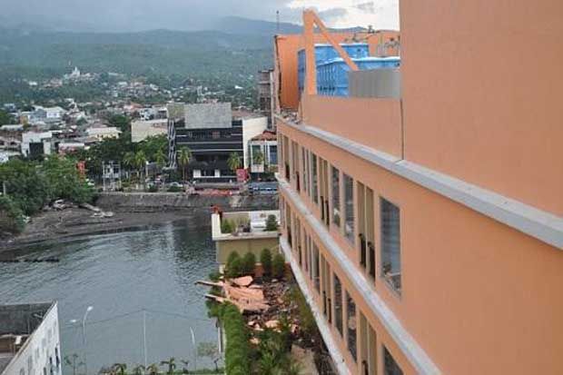 Dinding Hotel di Manado Ambruk saat Gempa Susulan