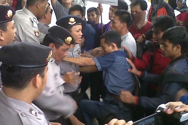 Aktivis-Polisi Saling Pukul di Kejari Bangkalan