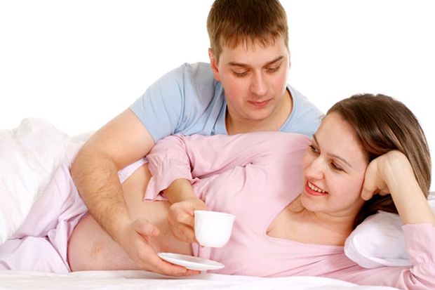 7 Cara Suami Beri Perhatian pada Istri Hamil