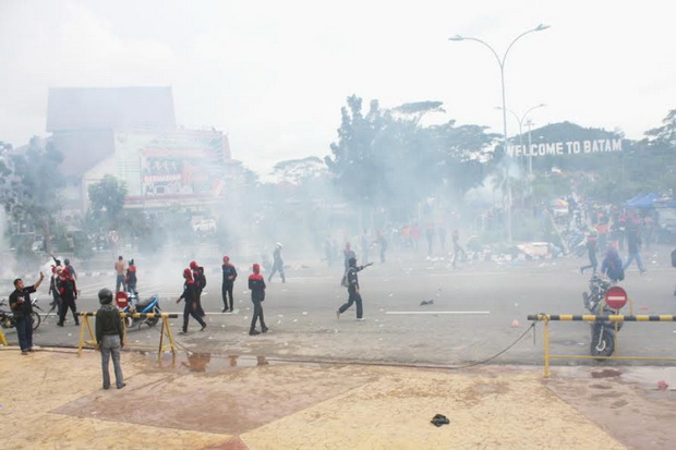 Demo Buruh di Batam Ricuh, Wali Kota Dilempari Batu