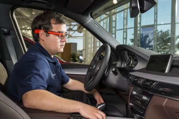 Teknisi Pabrik BMW TIngkatkan Kualitas Pakai Google Glass