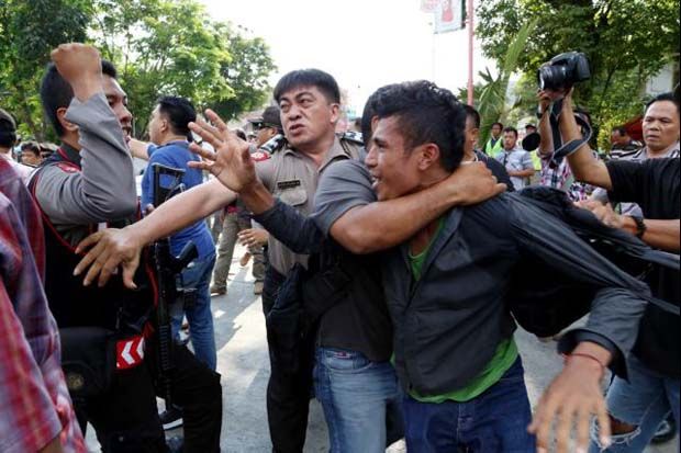 Polisi Pukul Demonstran BBM di Manado