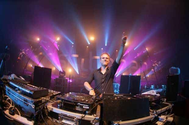 DJ Armin van Buuren Gemerlapkan Balapan Abu Dhabi