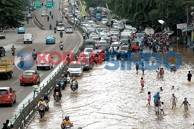 Banjir Mulai Merendam Ibu Kota