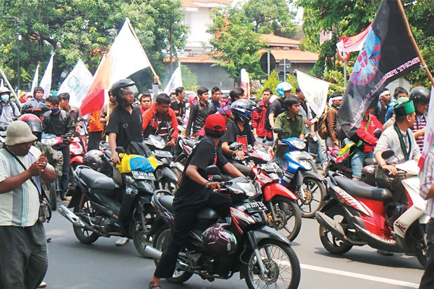 Demo BBM, Mahasiswa Long March Dorong Motor