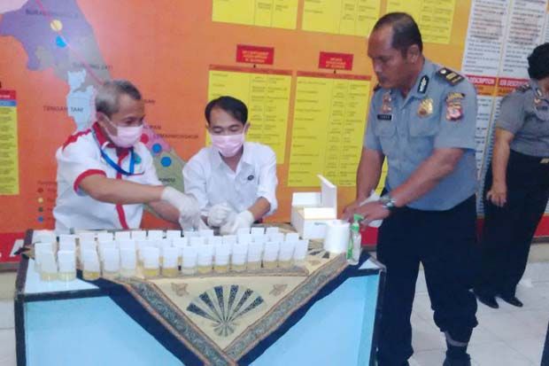 Anggota Polres Cirebon Kota Jalani Tes Urine