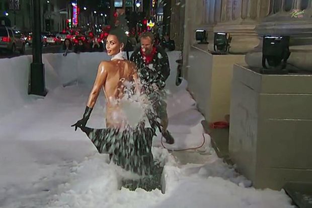 Bokong Kim Kardashian Jadi Pembersih Salju