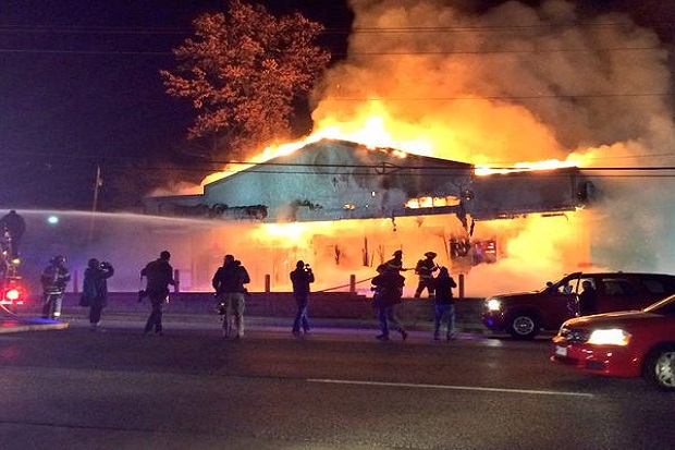 Ferguson Memanas, Mobil dan Gedung Dibakar