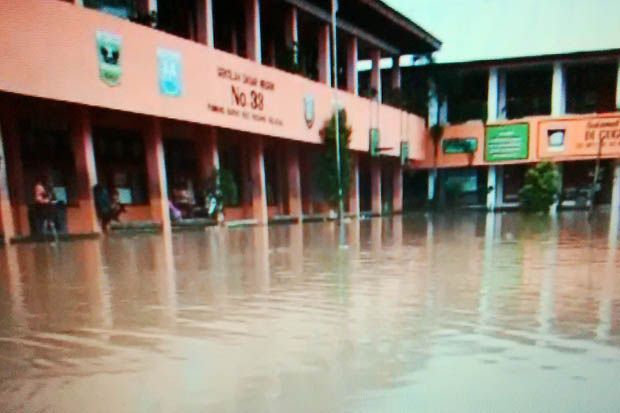 Hujan Deras Sejak Pagi, Padang Dikepung Banjir