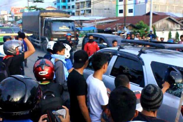 Demo Tolak Jokowi Kembali Ricuh, Mobil Polisi Dirusak