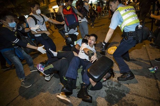 Hong Kong Memanas, Puluhan Aktivis Ditangkap