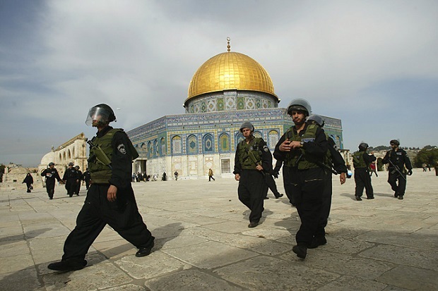 Israel Coba Usir Penjaga Muslim di Komplek Al-Aqsa