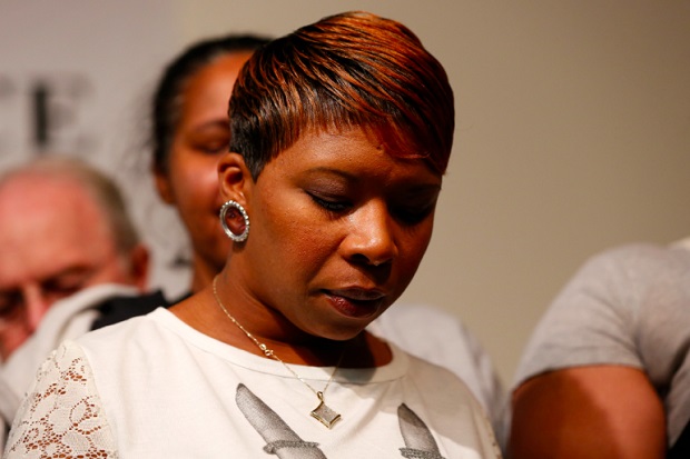 Ibu Michael Brown tak Percaya Alasan Polisi Penembak Putranya