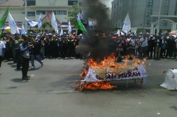 Demo, Mahasiswa Makassar Dipentungi Satpol PP