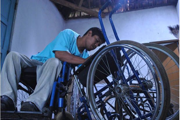 Solidaritas Penyandang Disabilitas di Bengkel Kursi Roda