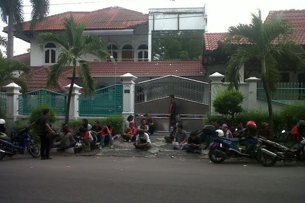 Penggeledahan Rumah Fuad Amin di Surabaya Masih Berlangsung