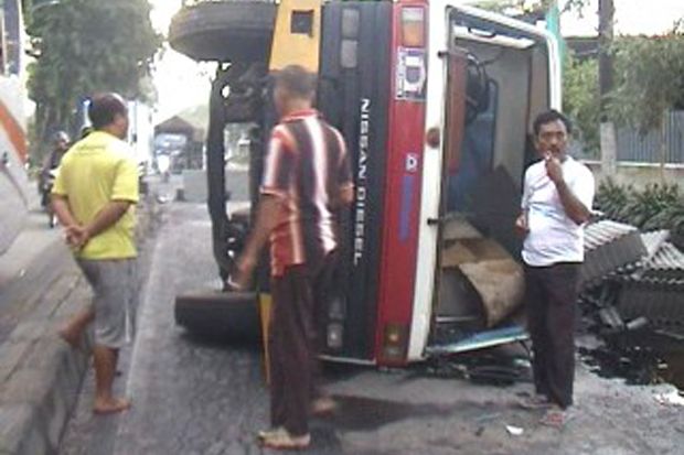 Truk Terguling di Jalan Raya Jombang-Surabaya