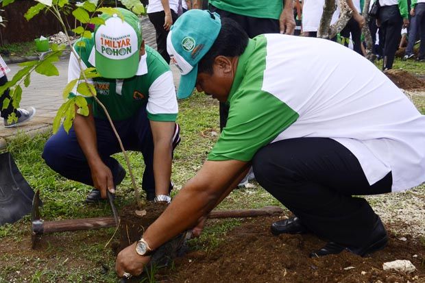 Gubernur dan Wagub Bali Tanam Pohon di Pecatu