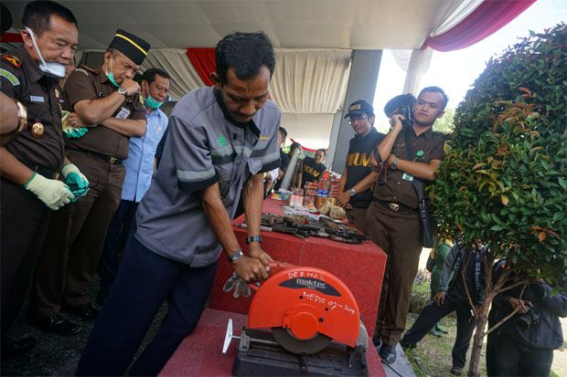 20 Senjata Api Rakitan Dimusnahkan Kejari Bandung