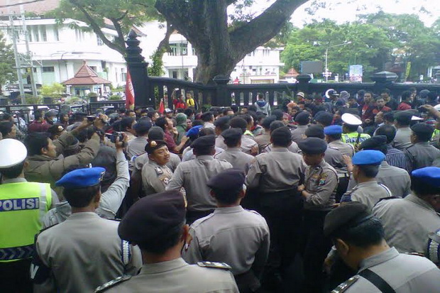 Demo Mahasiswa di Depan DPRD Malang Ricuh