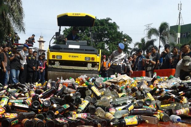Polres Cimahi Musnahkan Ribuan Botol Miras