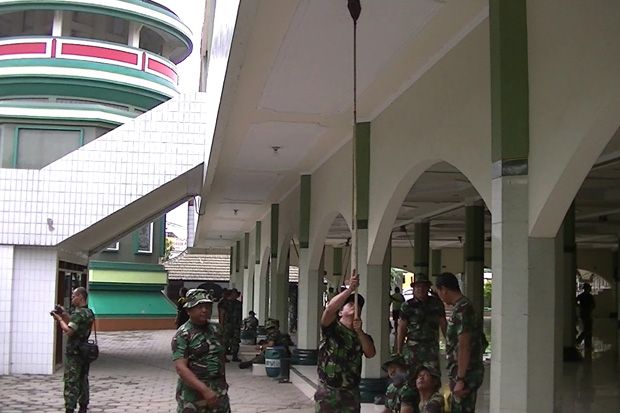 TNI-Polri Kompak Bersihkan Masjid Agung Kendal