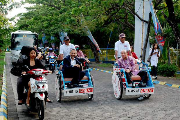 Jajaki Kerjasama, Dubes Inggris Naik Becak Keliling Kampus Unair