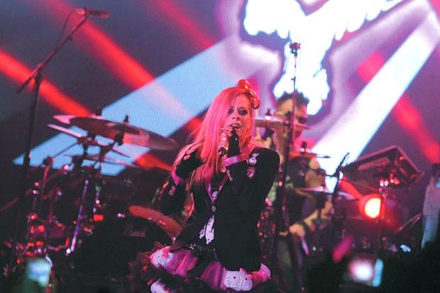Sakit Misterius, Avril Lavigne Minta Dukungan Fans