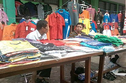 Lesu Pembeli, Pedagang Pernik PON Remaja Banting Harga