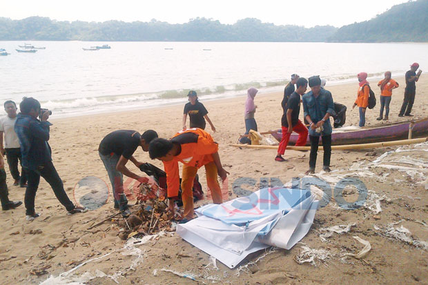 Ratusan Personel TNI Bersihkan Pantai Tamban