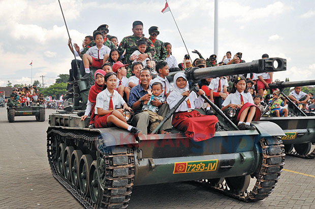 Warga-TNI Kolaborasi Meriahkan Hari Juang Kartika