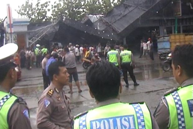 Rumah Makan Diterjang Puting Beliung, Puluhan Polisi Berhamburan