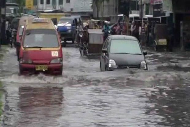 Rumah Kebanjiran, Warga Surabaya Kritik Risma