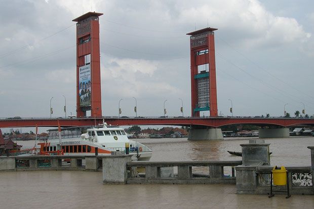 Polantas Gagalkan Aksi Bunuh Diri dari Jembatan Ampera
