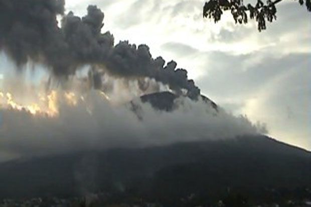 Gunung Gamalama Muntahkan Abu Vulkanik Setinggi 1.500 Meter