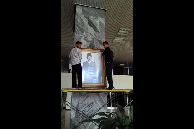 Rusak Kena Air, DPR Ganti Foto Presiden Soekarno