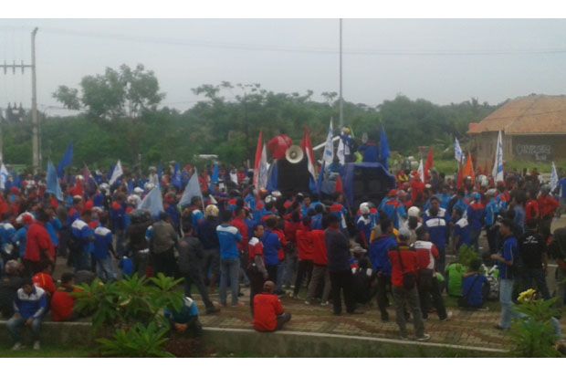Tuntut Revisi UMK, Ribuan Buruh Kepung Kantor Gubernur Banten