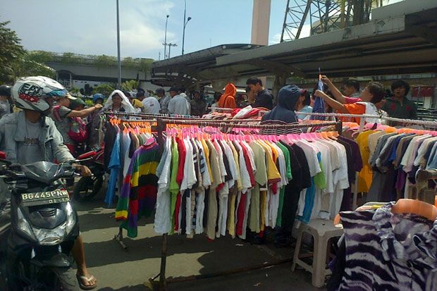 Impor Baju Bekas Ilegal Banjiri Pasar Indonesia