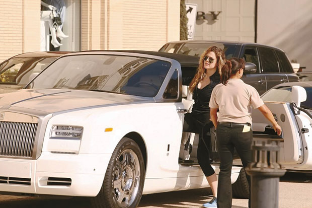 Khloe Kardashian Tampil dengan Rolls-Royce Phantom