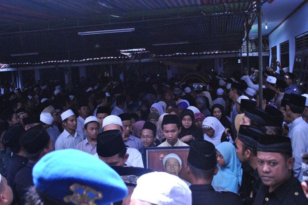 Ribuan Orang Mengantarkan Jenazah KH Nawawi Abdul Azis
