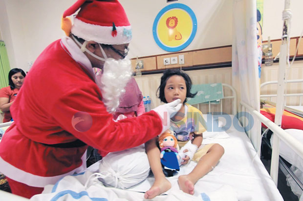 Hibur Pasien, Dokter Berpakaian ala Santa Klaus