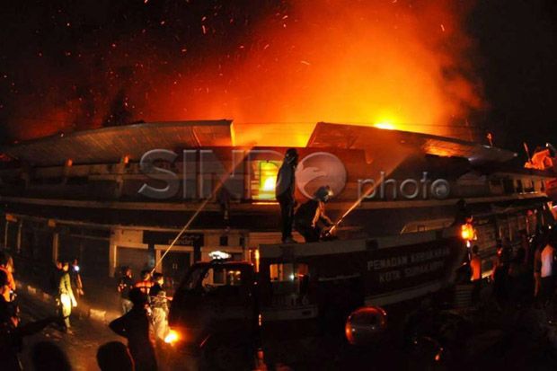 Damkar TNI AU dan Water Cannon Ikut Padamkan Api di Pasar Klewer