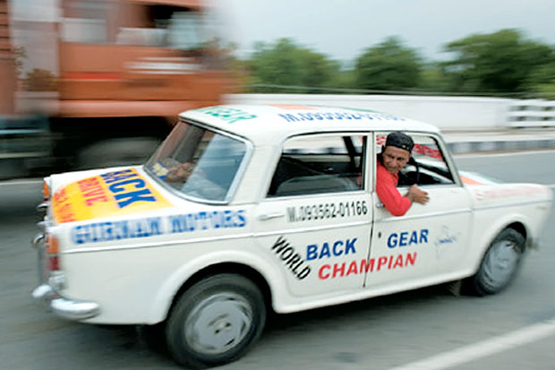Pria India Menyetir Mundur Selama 11 Tahun