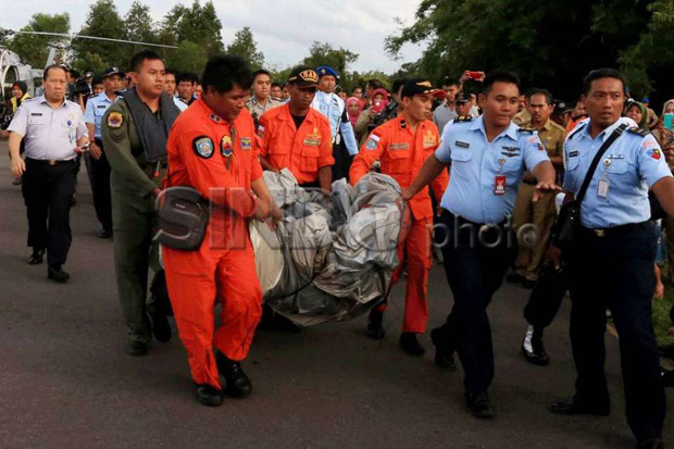Ombak Besar Hadang Proses Evakuasi Serpihan Pesawat AirAsia