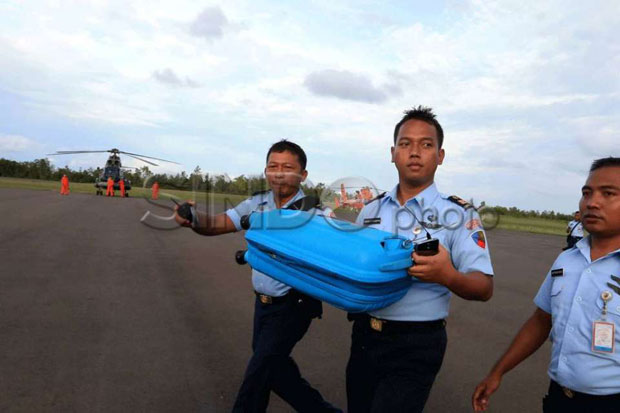 Koper Biru Milik Penumpang AirAsia Ditemukan Mengapung